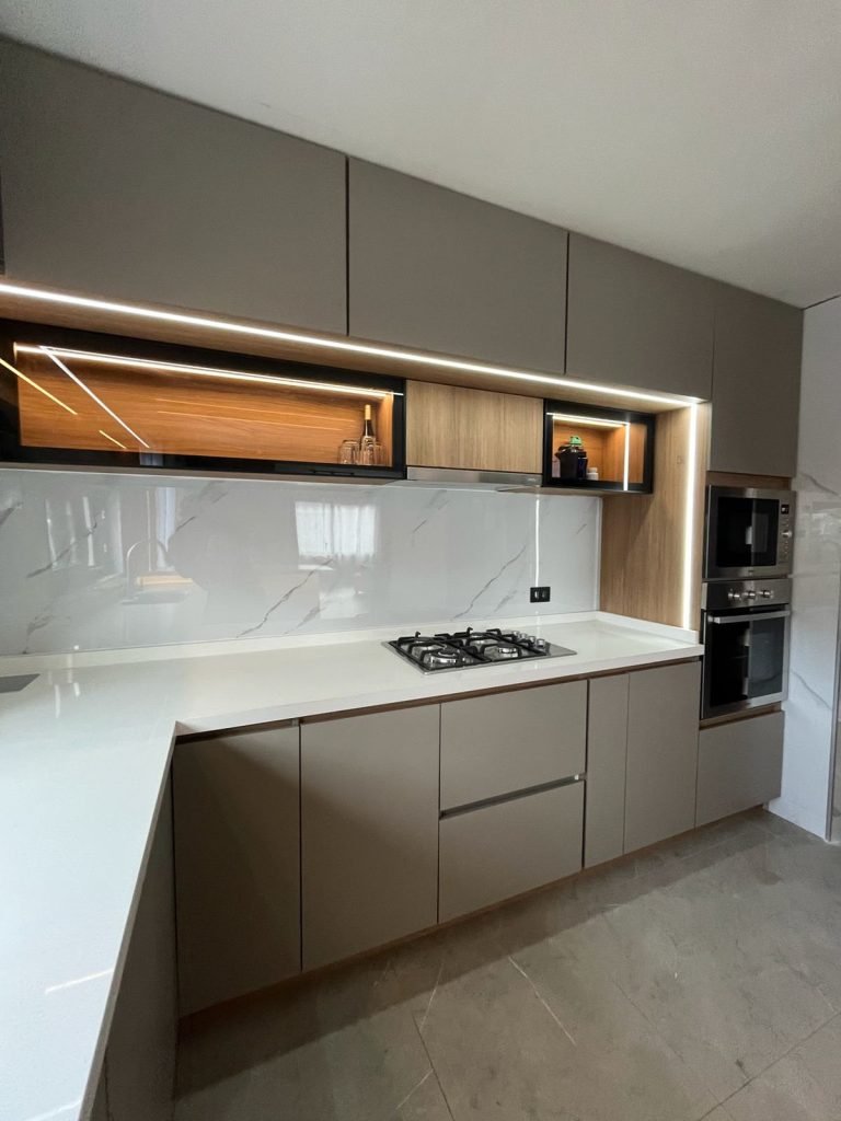 Cocina lineal en visón con LED y cubierta de mármol — mueble de Innova RS
