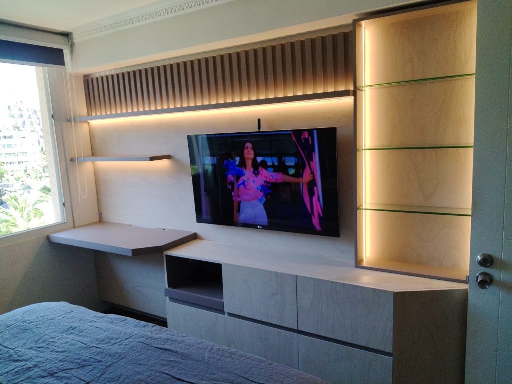 Mueble de TV con escritorio integrado — mueble de Innova RS