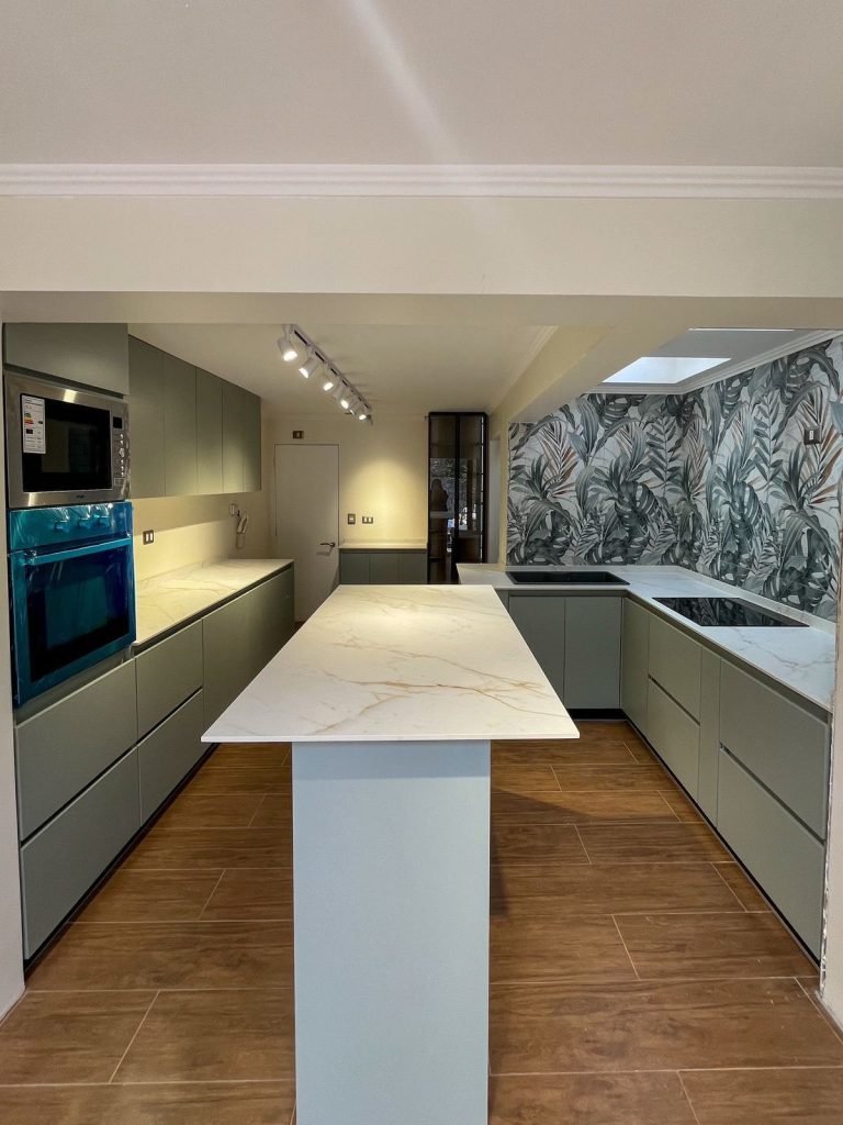 Cocina en U color salvia — mueble de Innova RS