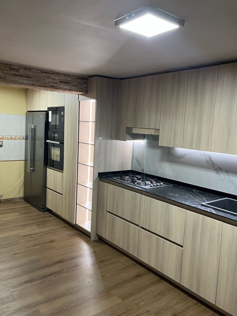 Cocina de madera natural con cubierta de granito negro — mueble de Innova RS