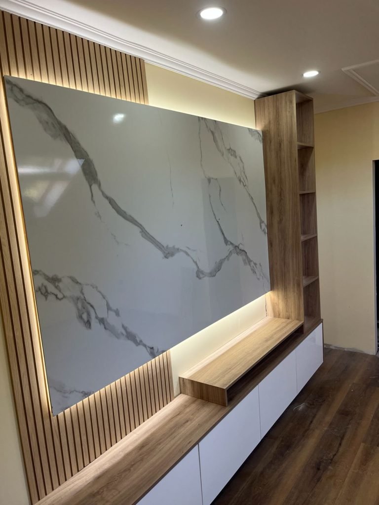 Mueble mural de TV con repisas LED — mueble de Innova RS